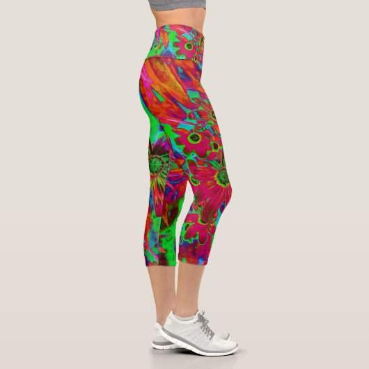 Psychedelische Groovy Rot und Grüne Wildblumen Capri Leggings (Rechts)