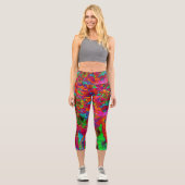 Psychedelische Groovy Rot und Grüne Wildblumen Capri Leggings (Vorderseite)