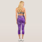 Psychedelische Lila Blume Abstraktes Fraktal Kunst Capri Leggings (Rückseite)