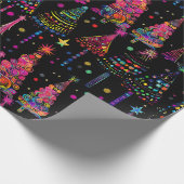 Psychedelische Weihnachtsbaumen auf schwarz Geschenkpapier (Ecke)