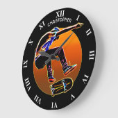 Psychedelischer glühender Skateboardfahrer mit Große Wanduhr (Winkel)