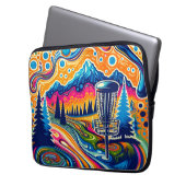 Psychedelischer Golfplatz in den Bergen Laptopschutzhülle (Vorderseite Links)