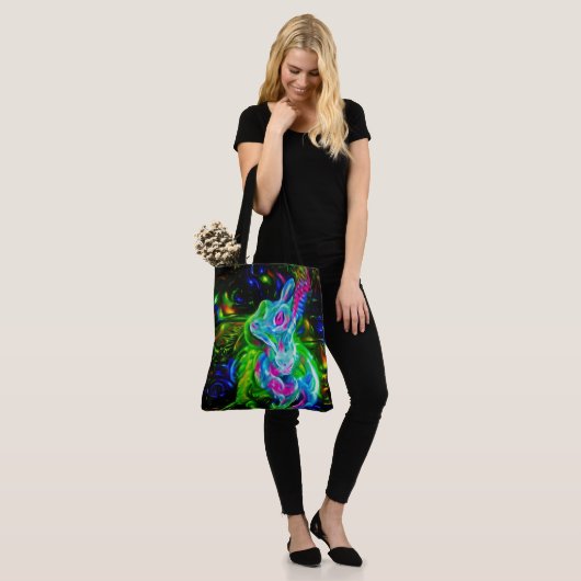 Psychedelischer Kaninchendrache in Neon Fantasy Tasche (Am Model)