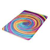 Psychedelischer Swirl von Regenbogenhues Badematte (Schrägansicht)