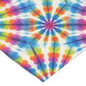 Psychedelischer Tie Dye | Groovy Retro-Tischdecke Tischdecke (Schrägansicht)