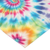 Psychedelischer Tie Dye | Groovy Retro-Tischdecke Tischdecke (Schrägansicht)