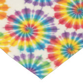 Psychedelischer Tie Dye | Groovy Retro-Tischdecke Tischdecke (Schrägansicht)