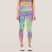 Psychedelischer Trippy Lime Green und Lila Hibisku Capri Leggings (Vorderseite)