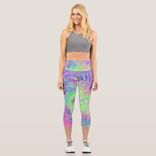 Psychedelischer Trippy Lime Green und Lila Hibisku Capri Leggings (Vorderseite)