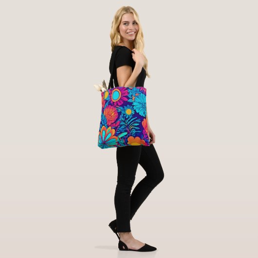 Psychedelisches Blumenband Tasche (Am Model)