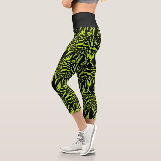 Psychedelisches Limettengrün und schwarzes Muster Capri Leggings (Links)