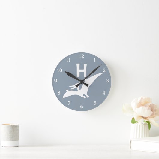 Pterodactyl Dinosaur Monogram Nursery Wall Clock Runde Wanduhr (Zuhause)