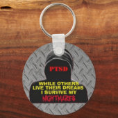 PTSD: WÄHREND ANDERE IHRE TRÄUME LEBEN SCHLÜSSELANHÄNGER (Vorderseite)