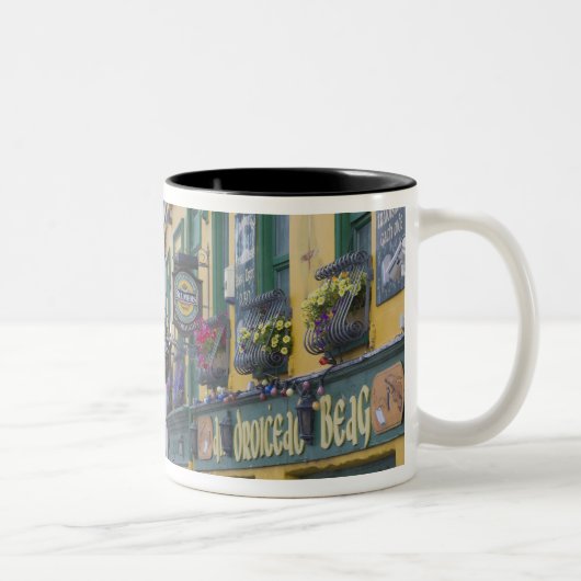 Pub, Dingle, Dingle Halbinsel, Landkreis Kerry, Zweifarbige Tasse (Rechts)