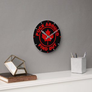 Puck Around & Find Out Kanadisches Ahornblatt Runde Wanduhr