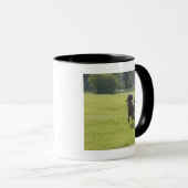 Pudel, der Frisbee spielt Tasse (VorderseiteRechts)