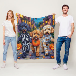 Pudel-Hunde beim Trick-or-Treat an Halloween-Kostü Fleecedecke