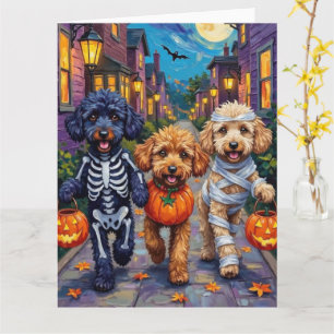 Pudel-Hunde beim Trick-or-Treat in Halloween-Kostü Karte