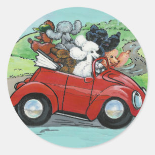 Pudel in rotem Vintage-Cabrio Runder Aufkleber