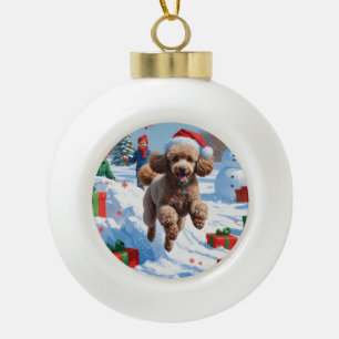 Pudel läuft im Schnee mit Weihnachtsmütze Keramik Kugel-Ornament