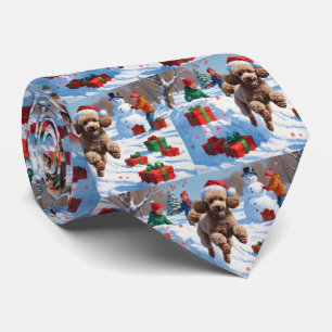 Pudel läuft im Schnee mit Weihnachtsmütze Krawatte