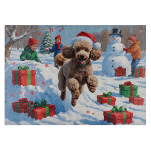 Pudel läuft im Schnee mit Weihnachtsmütze Schneidebrett