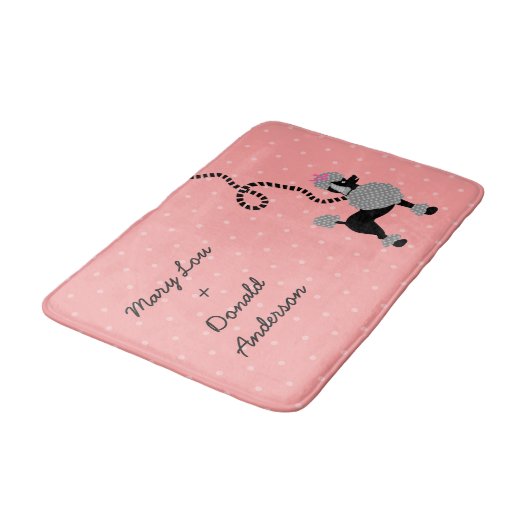 Pudel-Rock-Retro rosa und schwarzes 50er Muster Badematte (Schrägansicht)