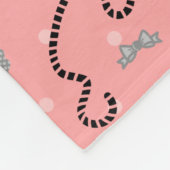 Pudel-Rock-Retro rosa und schwarzes 50er Muster Fleecedecke (Ecke)