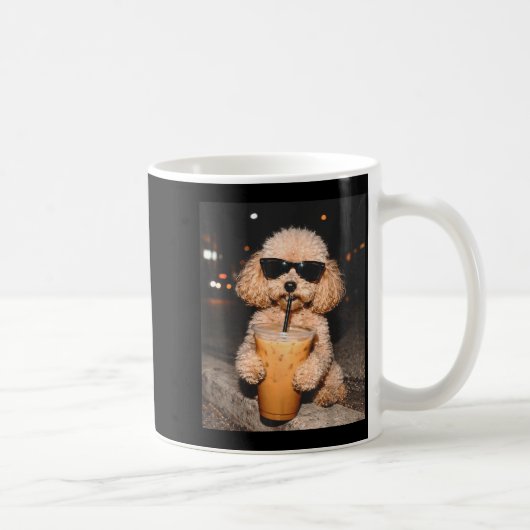 Pudel trinkt Eiskaffee lustiger Hunde-Meme Kaffeetasse (Rechts)