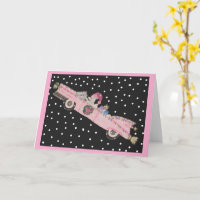 Pudel zu Weihnachten in einem rosa Cabrio