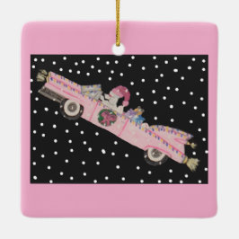 Pudel zu Weihnachten in einem rosa Cabrio Keramikornament