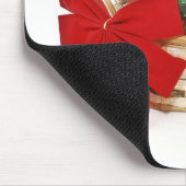 Pudelwelpe, der im Weihnachtskorb sitzt Mousepad (Ecke)