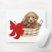Pudelwelpe, der im Weihnachtskorb sitzt Mousepad (Mit Mouse)