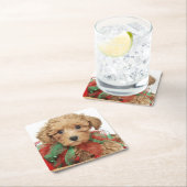 Pudelwelpe, der im Weihnachtskorb sitzt Rechteckiger Pappuntersetzer (Vor Ort)