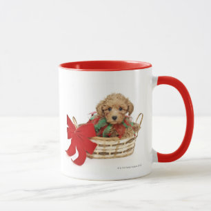 Pudelwelpe, der im Weihnachtskorb sitzt Tasse