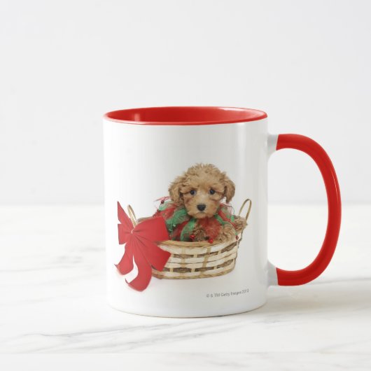 Pudelwelpe, der im Weihnachtskorb sitzt Tasse (Rechts)