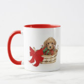 Pudelwelpe, der im Weihnachtskorb sitzt Tasse (Links)