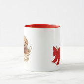 Pudelwelpe, der im Weihnachtskorb sitzt Tasse (Zentrum)
