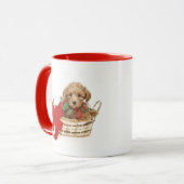 Pudelwelpe, der im Weihnachtskorb sitzt Tasse (Vorderseite Links)