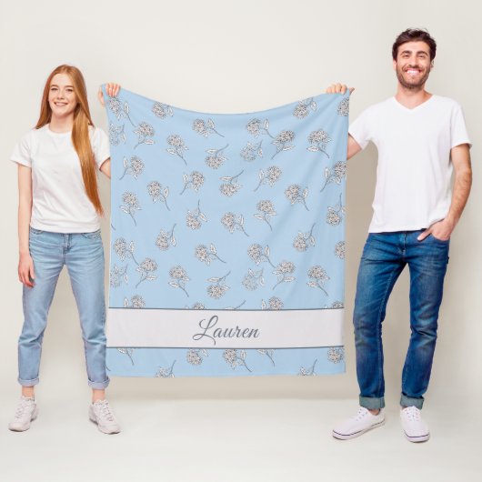 Puderblaue Hortensien-Blumenmuster-Monogramm Fleecedecke (Beispiel)