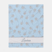 Puderblaue Hortensien-Blumenmuster-Monogramm Fleecedecke (Vorderseite)