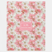 Puderrosa Blumen Elegante Monogrammdecke Fleecedecke (Vorderseite)