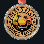 Puerto Plata Dominikanische Republik Ornament Aus Metall<br><div class="desc">Ein einzigartig Retro Mitte des Jahrhunderts moderne Puerto Plata Dominikanische Republik Kunstdruck in Vintage Reise Poster Stil. Es verfügt über eine geschwungene Palme am Sandstrand mit Ozean unter einem blauen bewölkten Himmel.</div>