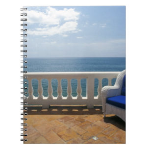 Puerto Rico. Korbstuhl und Fliesen-Terrasse bei Notizblock