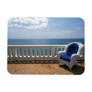 Puerto Rico. Korbstuhl und geflieste Terrasse bei Magnet