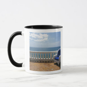 Puerto Rico. Korbstuhl und geflieste Terrasse bei Tasse