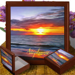 Puerto Sunset 1739 Schmuckkasten Erinnerungskiste<br><div class="desc">Malerei "Puerto Sunset 1739" Sammlung Halten Sie Ihre Wertsachen in dieser schönen Sake-Box. Hergestellt aus lakiertem Holz, diese Schmuckkiste kommt in Golden Oak, Schwarz, Grün und Mahagoni. Weicher Filz schützt Deine Schmuckstücke und Andenken. Personalisieren Sie die Produktseite oder klicken Sie auf die Schaltfläche "Anpassen", um weitere Designoptionen zu erhalten. Das...</div>