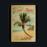 Puerto Vallarta Palm Treatment Obelisk Magnet<br><div class="desc">Ein einzigartiges Retro Mitte des Jahrhunderts moderne Puerto Vallarta Mexiko Kunst Druck in Vintage Reise Poster Stil. Es verfügt über eine geschwungene Palme am Sandstrand mit Ozean unter einem blauen bewölkten Himmel.</div>