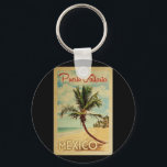 Puerto Vallarta Palm Treatment Obelisk Schlüsselanhänger<br><div class="desc">Ein einzigartiges Retro Mitte des Jahrhunderts moderne Puerto Vallarta Mexiko Kunst Druck in Vintage Reise Poster Stil. Es verfügt über eine geschwungene Palme am Sandstrand mit Ozean unter einem blauen bewölkten Himmel.</div>