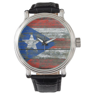 Puertorikanische Flagge auf rauem Holz verschalt Armbanduhr